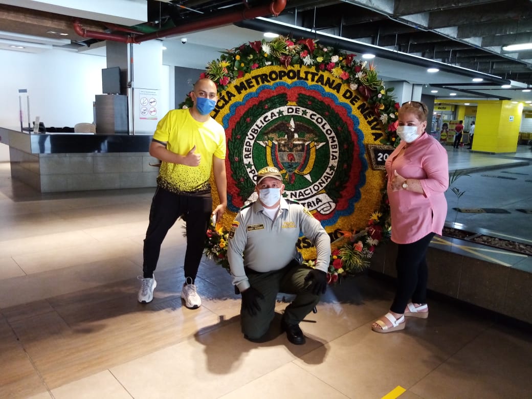 La Policía Metropolitana también aprovechó la ocasión para celebrar esta fecha especial y de paso exhibir una silleta que homenajea los 7 años de creación de la institución en Neiva. En la foto, Juan Sebastián Murcia Plaza, María Nelly Plaza Artunduaga y el Patrullero Fredy Alexander Vásquez Chala.